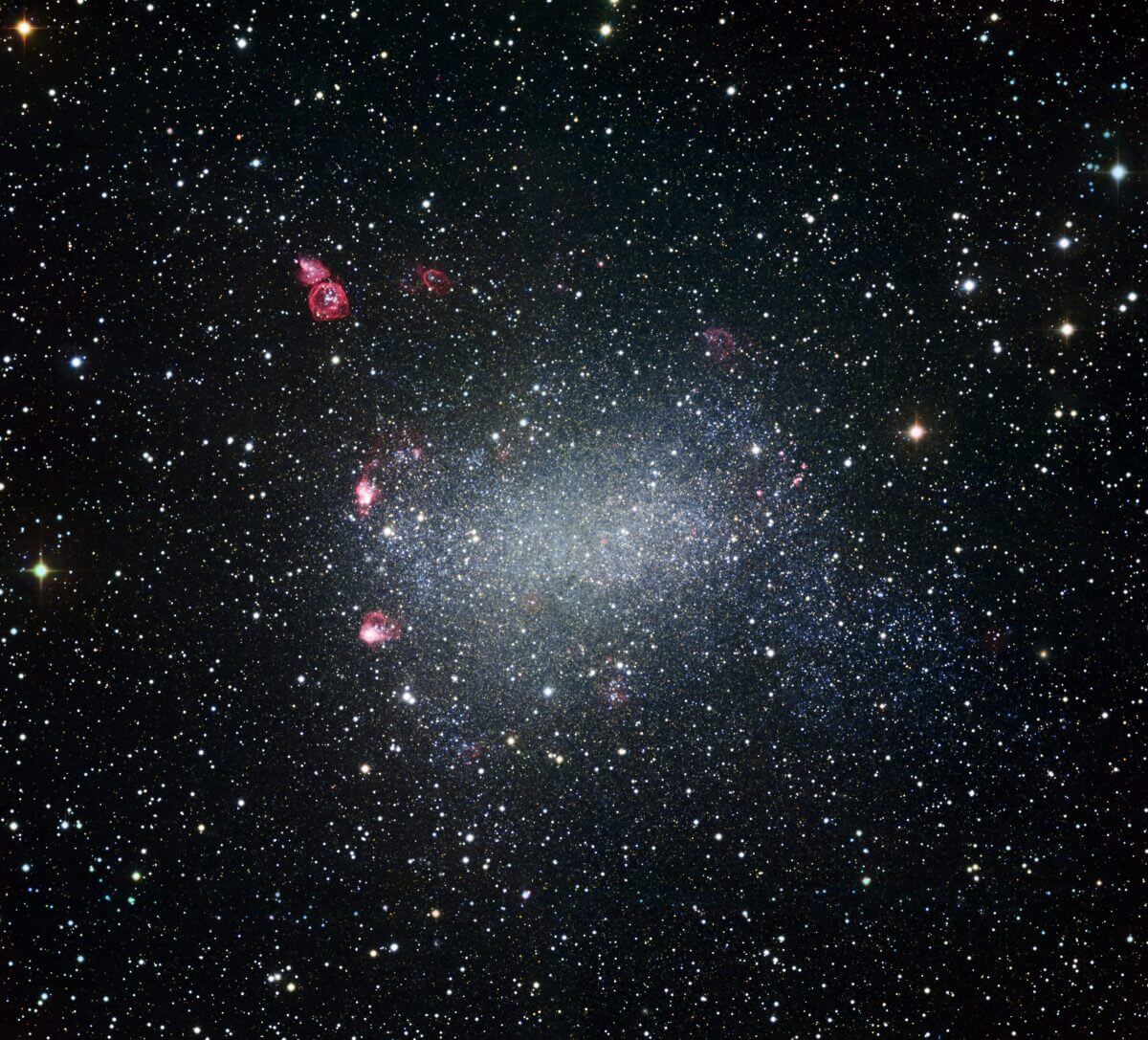 矮小不規則銀河「NGC 6822」（Credit: ESO）