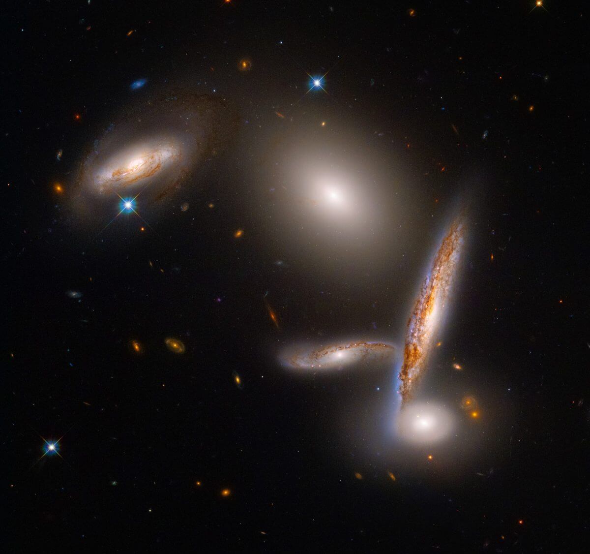 ハッブル宇宙望遠鏡が撮影した「ヒクソン・コンパクト銀河群40」（Credit: NASA, ESA and STScI）