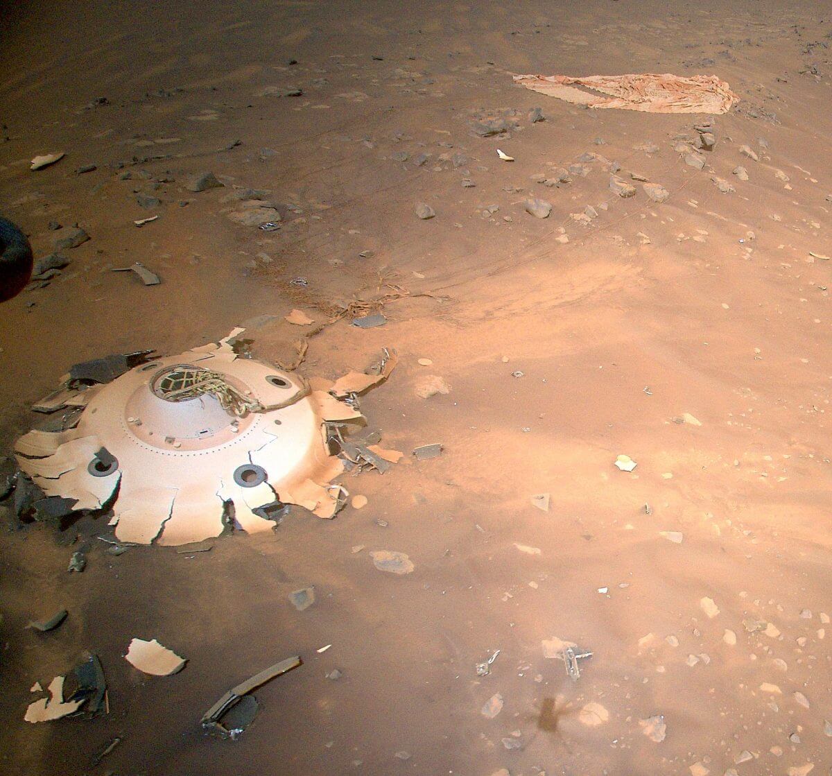 火星探査車「Perseverance」の火星到着時に投棄されたバックシェル（左）とパラシュート（右上）（Credit: NASA/JPL-Caltech）
