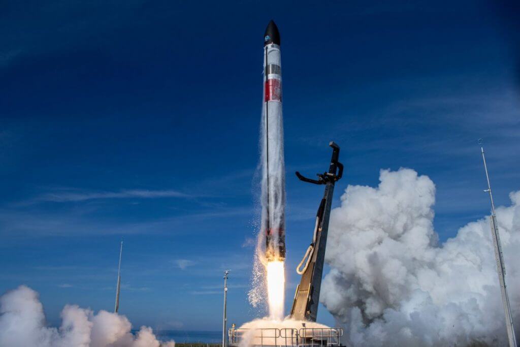 【▲ ロケットラボの「エレクトロン」ロケット打ち上げ。第1段機体の空中キャッチに成功した（Credit: Rocket Lab）】