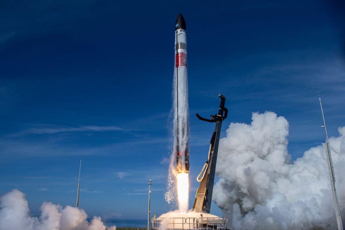 ロケットラボの「エレクトロン」ロケット打ち上げ。第1段機体の空中キャッチに成功した（Credit: Rocket Lab）
