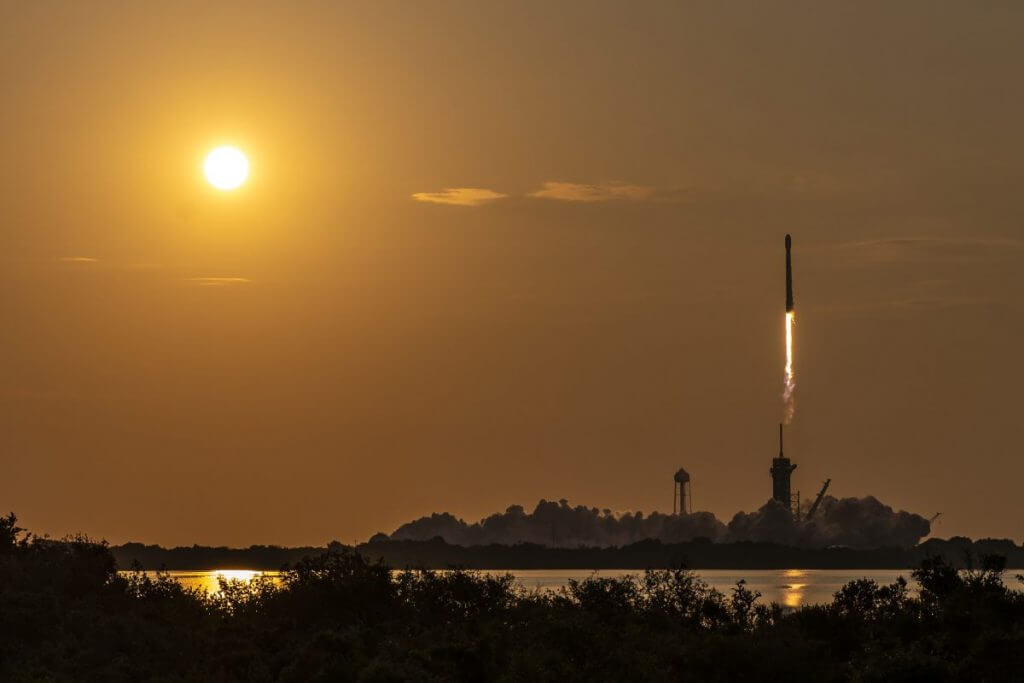 【▲ 朝日を浴びながら打ちあがるファルコン9ロケット（Credit: SpaceX）】