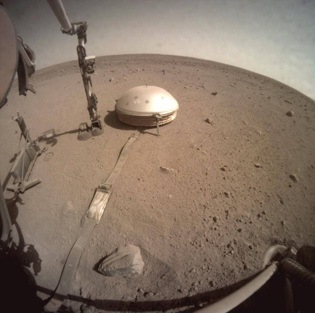 【▲ 火星のエリシウム平原に設置されている火星地震計「SEIS」（中央のドーム状の装置）（Credit: NASA/JPL-Caltech）】