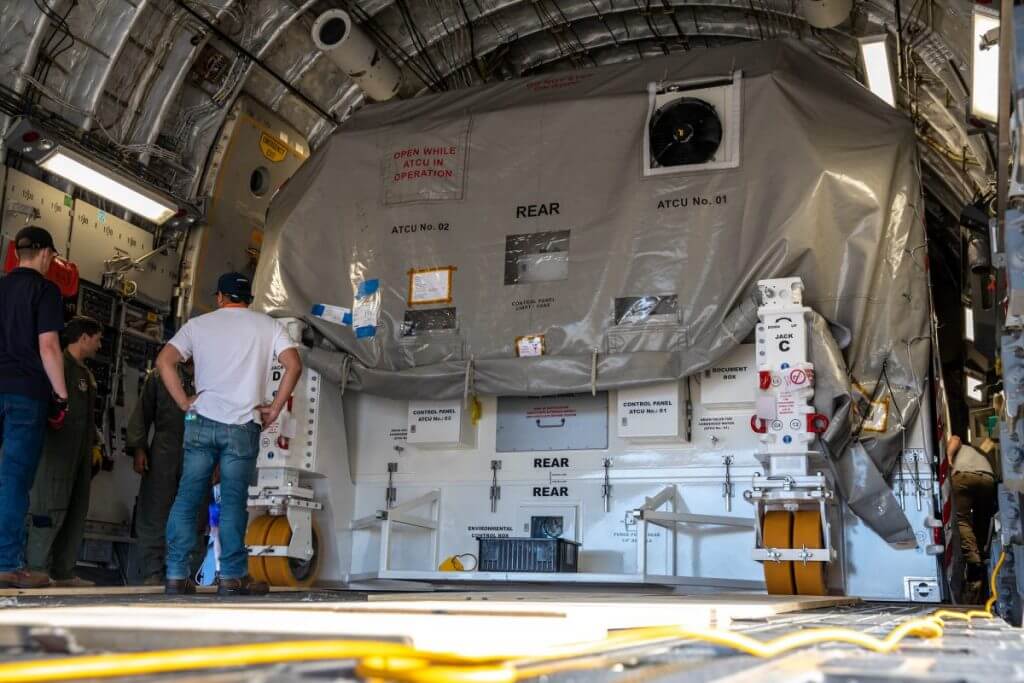 ケネディ宇宙センターの打ち上げ着陸施設に到着したサイキの輸送コンテナ。2022年4月29日撮影（Credit: NASA/Kim Shiflett）