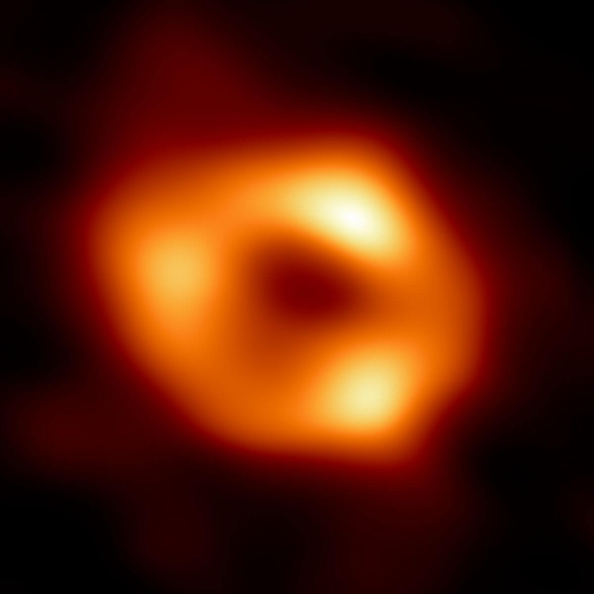 【▲ 電波で捉えられた天の川銀河中心の超大質量ブラックホール「いて座A*」（Credit: EHT Collaboration）】