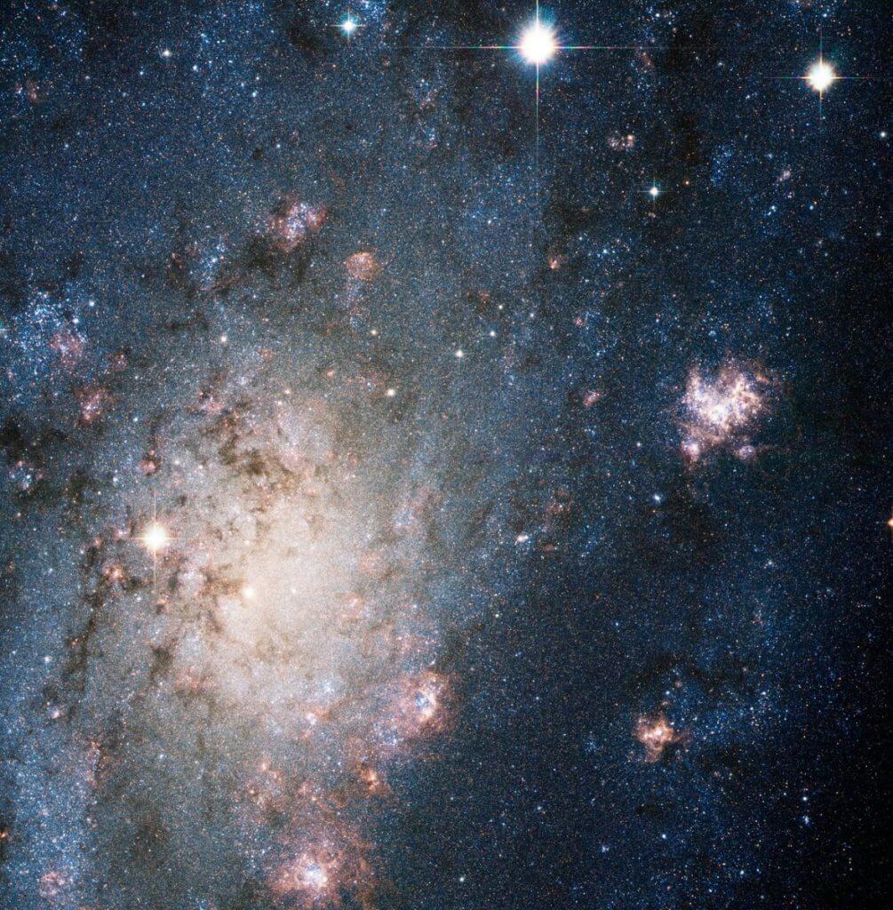 【▲ 2004年8月17日にハッブル宇宙望遠鏡が撮影したNGC 2403。右上隅に超新星SN 2004djの輝きが捉えられている（Credit: NASA, ESA, A.V. Filippenko (University of California, Berkeley), P. Challis (Harvard-Smithsonian Center for Astrophysics), et al.）】