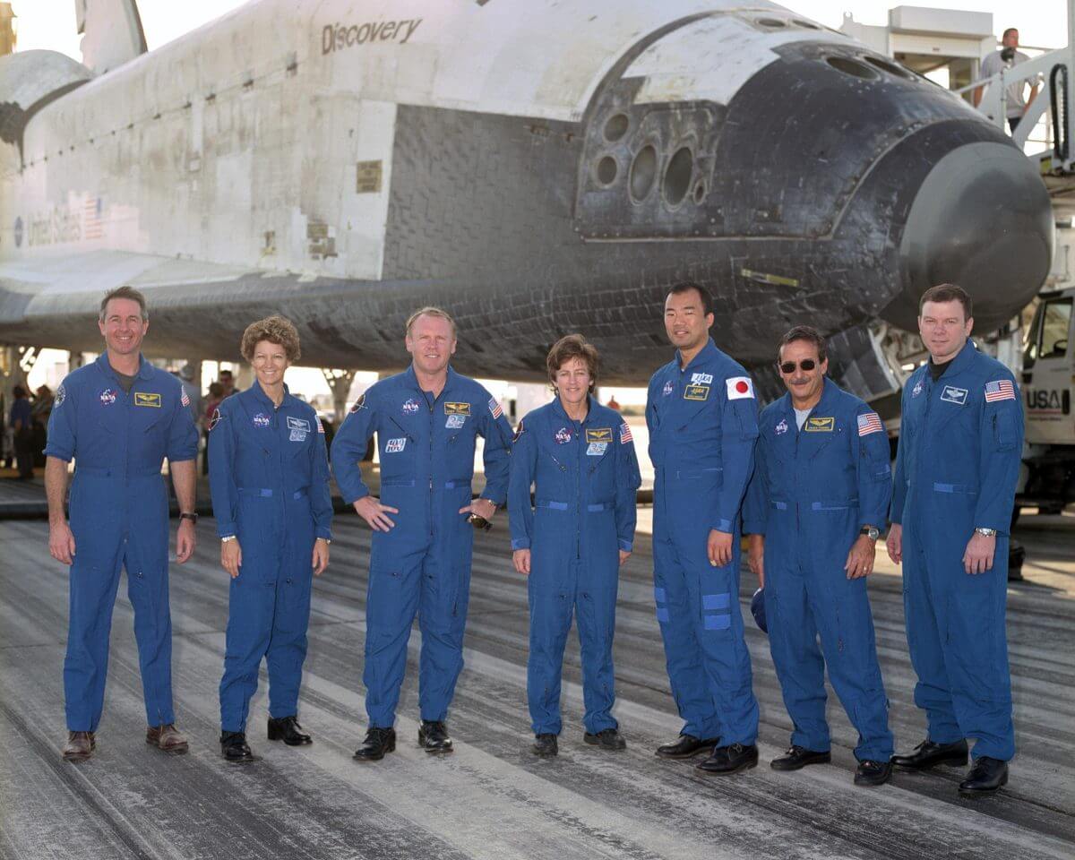 【▲ 着陸したディスカバリーとSTS-114の宇宙飛行士たち。右から3人目が野口飛行士（Credit: NASA/Jim Ross）】