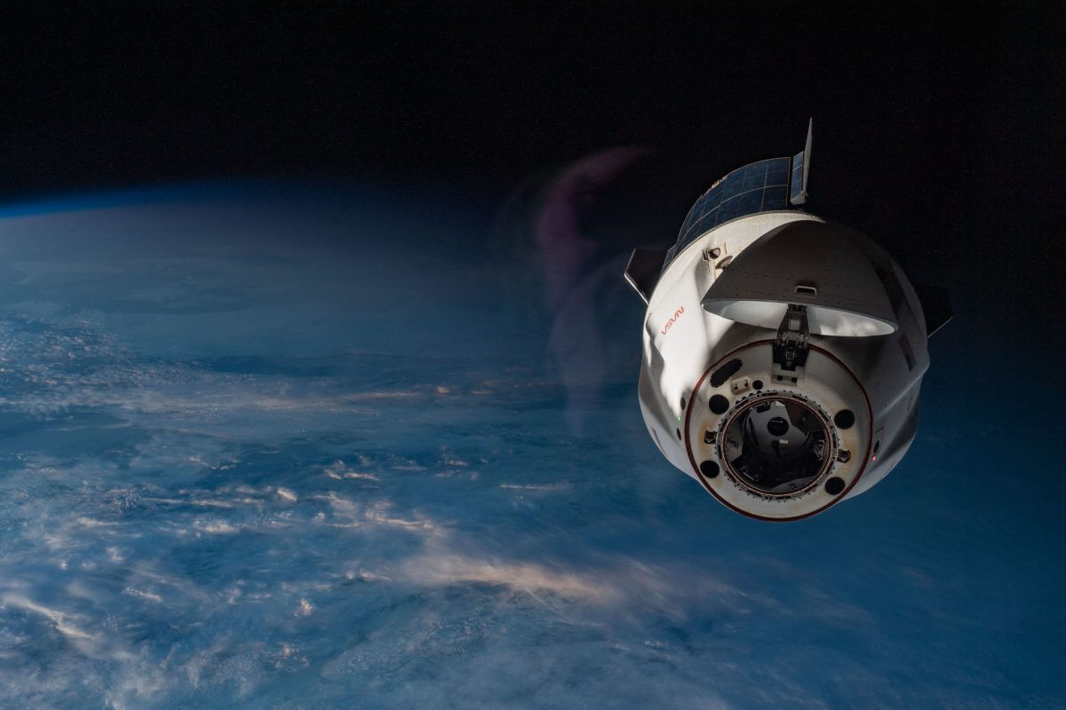 【▲ 国際宇宙ステーションを離れる有人宇宙船「クルードラゴン “エンデュランス”」。2022年5月5日撮影（Credit: NASA）】