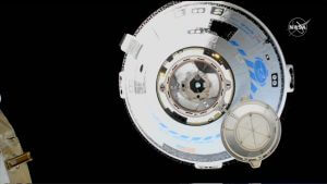 ついに到着！ ボーイングの新型宇宙船「スターライナー」がISSにドッキング