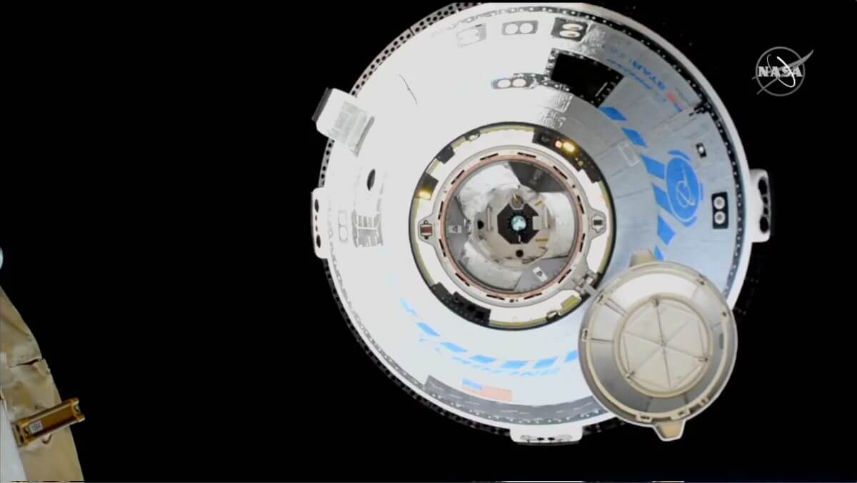 【▲ 国際宇宙ステーション（ISS）に接近する新型宇宙船「スターライナー」（Credit: NASA TV）】