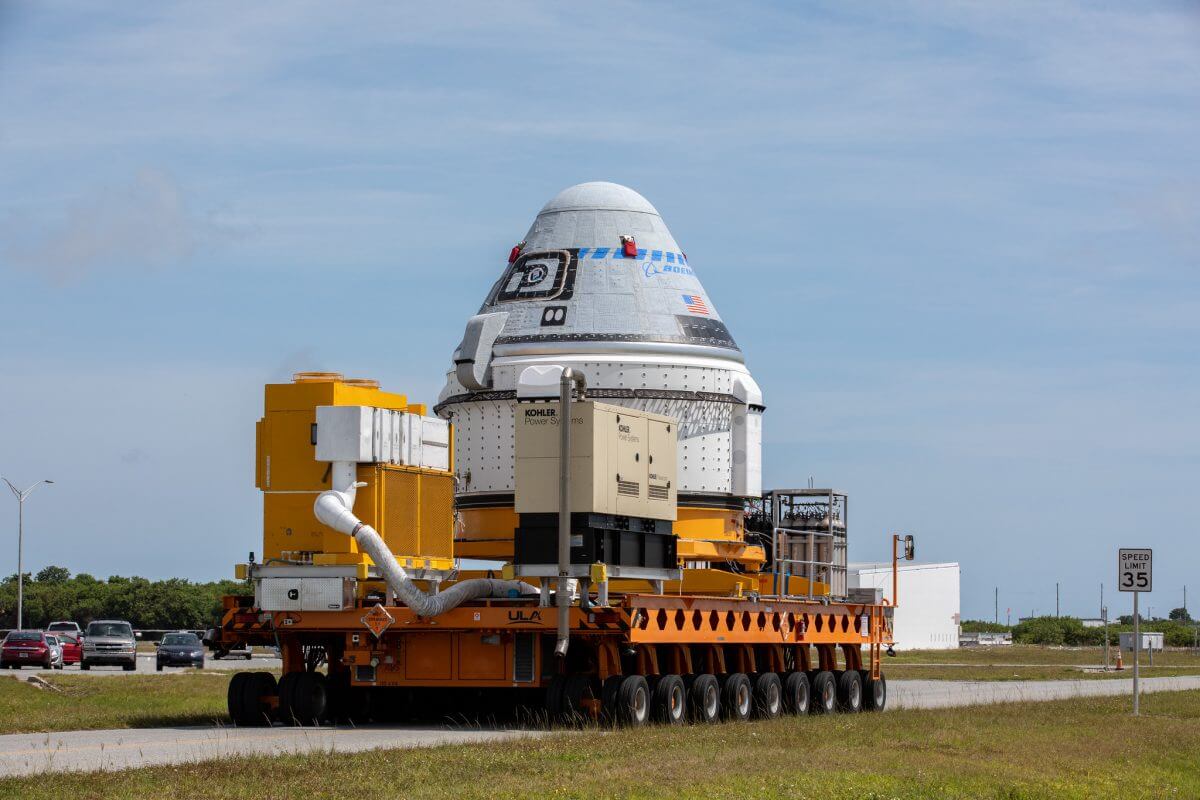 ケープカナベラル宇宙軍基地第41発射施設へ輸送される有人宇宙船「スターライナー」（Credit: NASA/Glenn Benson）