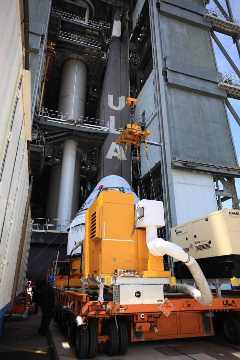 ケープカナベラル宇宙軍基地第41発射施設の垂直統合施設に到着したスターライナー。奥に見えているのは打ち上げに使われるULAの「アトラスV」ロケット（Credit: NASA/Ben Smegelsky）