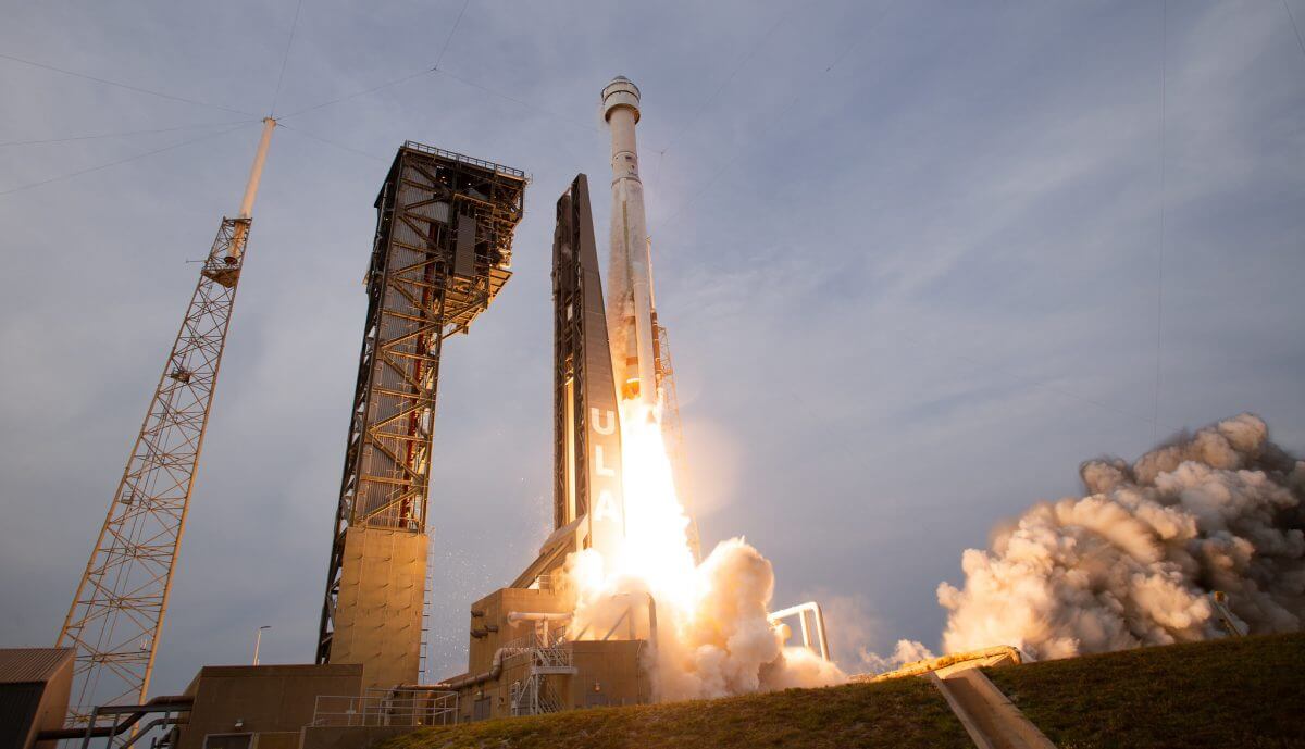 【▲ ボーイングの新型宇宙船「スターライナー」を搭載して打ち上げられたULAの「アトラスV」ロケット（Credit: NASA/Joel Kowsky）】