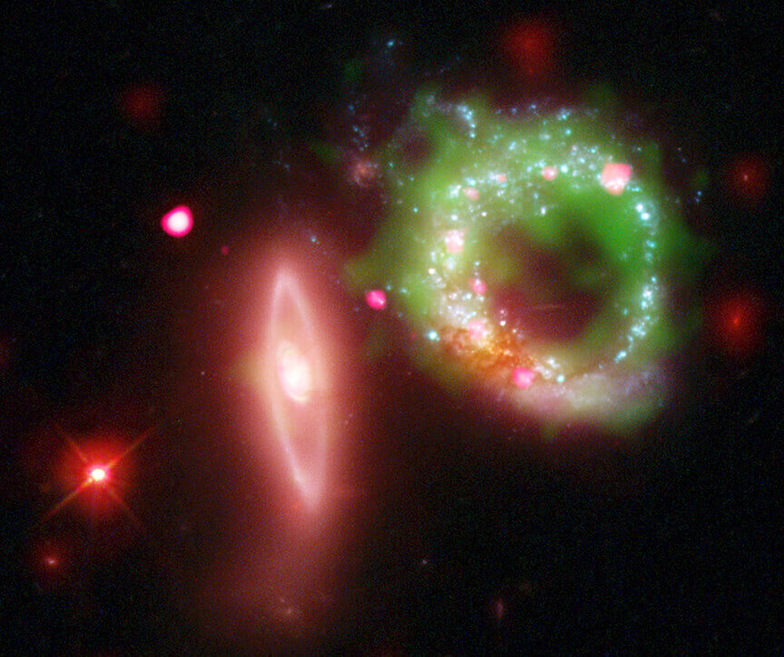 【▲ 4つの宇宙望遠鏡が捉えたArp 147（疑似カラー）。チャンドラ（ピンク）、ハッブル（赤・緑・青）、GALEX（緑）、スピッツァー（赤）によって取得された画像をもとに作成（Credit: X-ray: NASA/CXC/MIT/S.Rappaport et al, Optical: NASA/STScI)）】