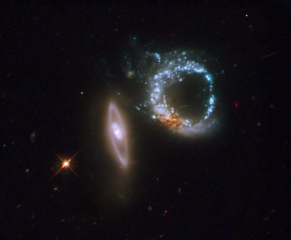 【▲ 相互作用銀河「Arp 147」（Credit: NASA, ESA and M. Livio (STScI)）】