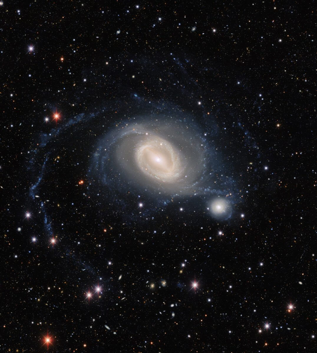 棒渦巻銀河「NGC 1512」とレンズ状銀河「NGC 1510」。大きなほうがNGC 1512で、その右下にNGC 1510が見えている（Credit: Dark Energy Survey/DOE/FNAL/DECam/CTIO/NOIRLab/NSF/AURA; Image processing: T.A. Rector (University of Alaska Anchorage/NSF’s NOIRLab), J. Miller (Gemini Observatory/NSF’s NOIRLab), M. Zamani & D. de Martin (NSF’s NOIRLab)）