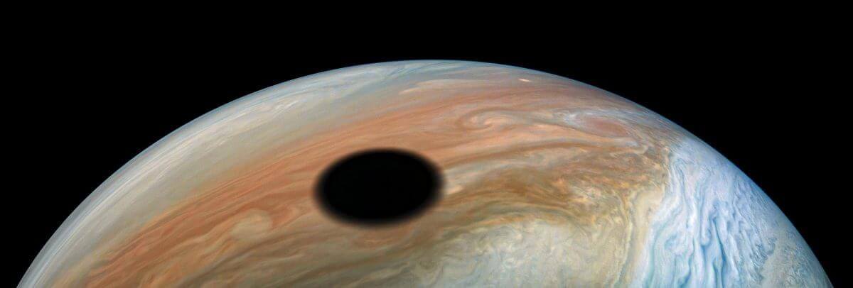 【▲ 木星探査機ジュノーが撮影した木星に落ちるイオの影 2019年9月公開（Credit: NASA/JPL-Caltech/SwRI/MSSS, Image processing: Kevin M. Gill）】