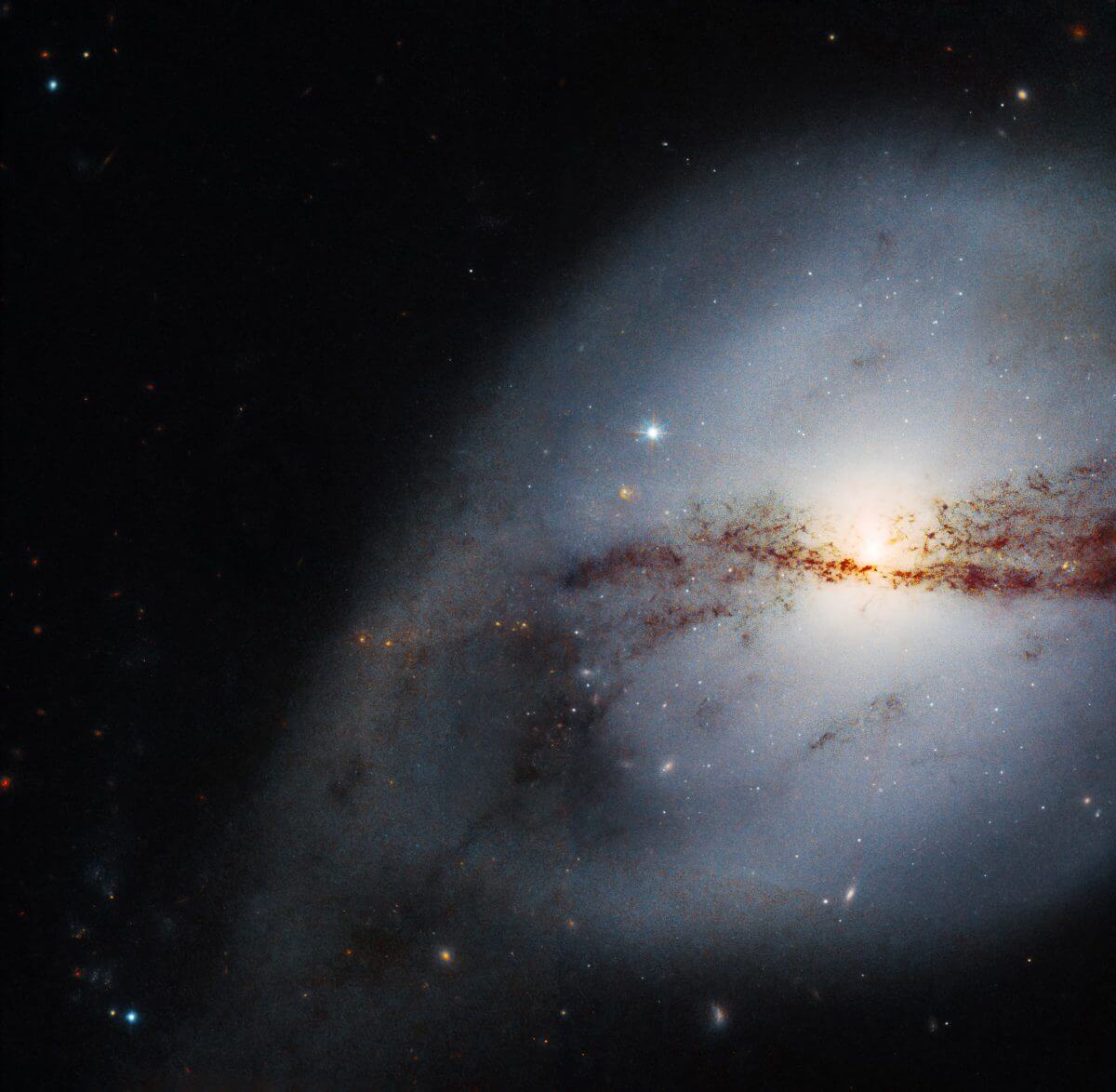 【▲ ハッブル宇宙望遠鏡が撮影した銀河「NGC 3718」（Credit: NASA, ESA, and L. Ho (Peking University); Image Processing: Gladys Kober (NASA/Catholic University of America)）】