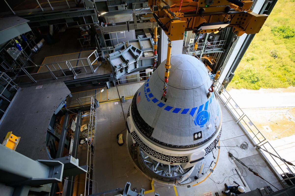 【▲ ULAの「アトラスV」ロケットに搭載されるボーイングの新型宇宙船「スターライナー」。2022年5月4日撮影（Credit: NASA/Frank Michaux）】
