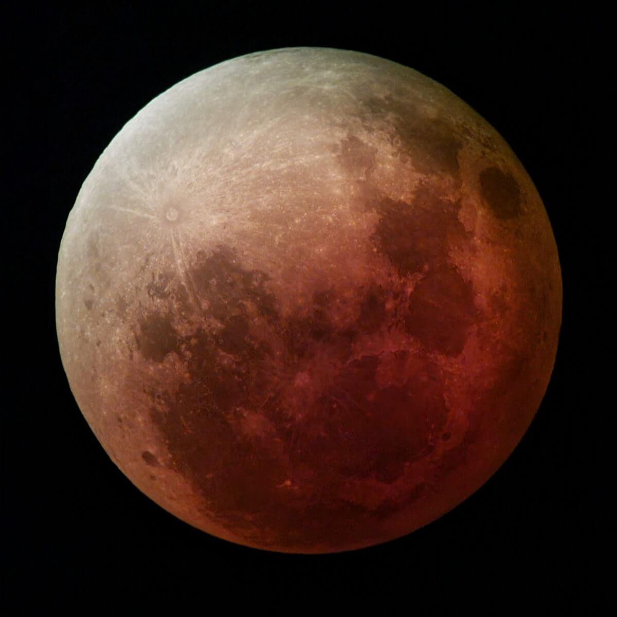【▲ チリのパラナル天文台で撮影された2022年5月の皆既月食（Credit: F. Aedo, F. Durán/ESO）】