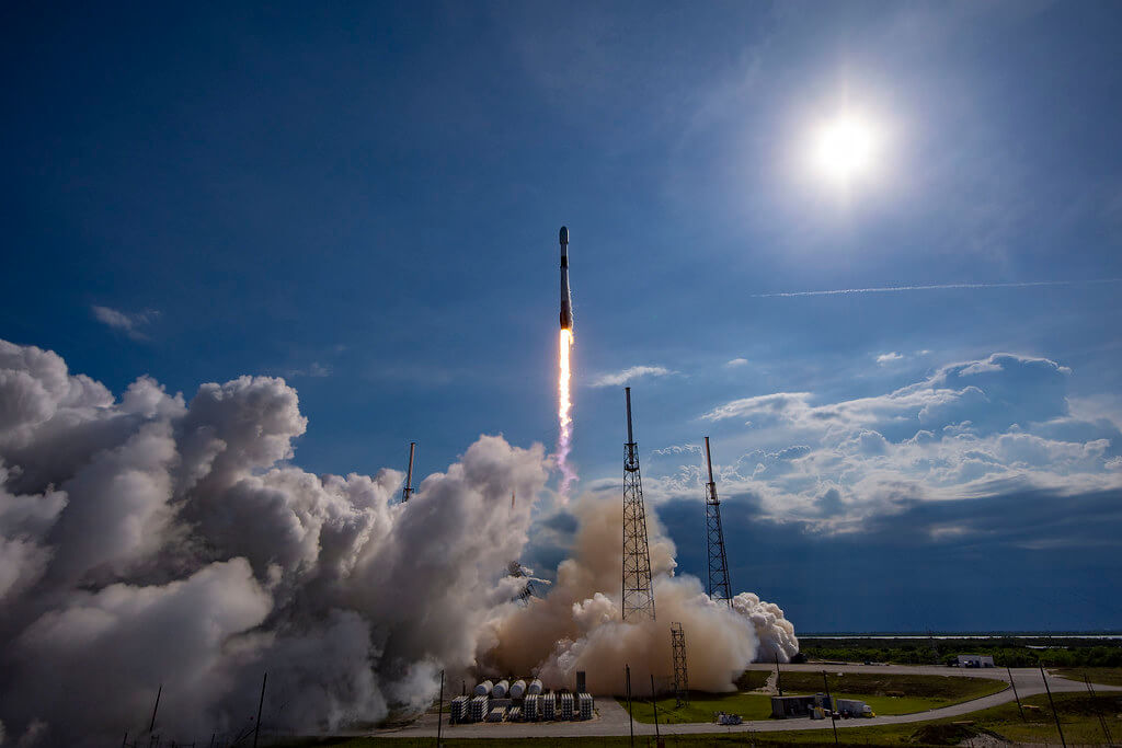 【▲ Nilesat-301を搭載して打ち上げられるファルコン9ロケット（Credit: SpaceX）】