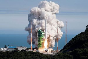 韓国、国産ロケット「ヌリ号」初の衛星軌道投入に成功 性能試験用の衛星と超小型衛星4機を投入