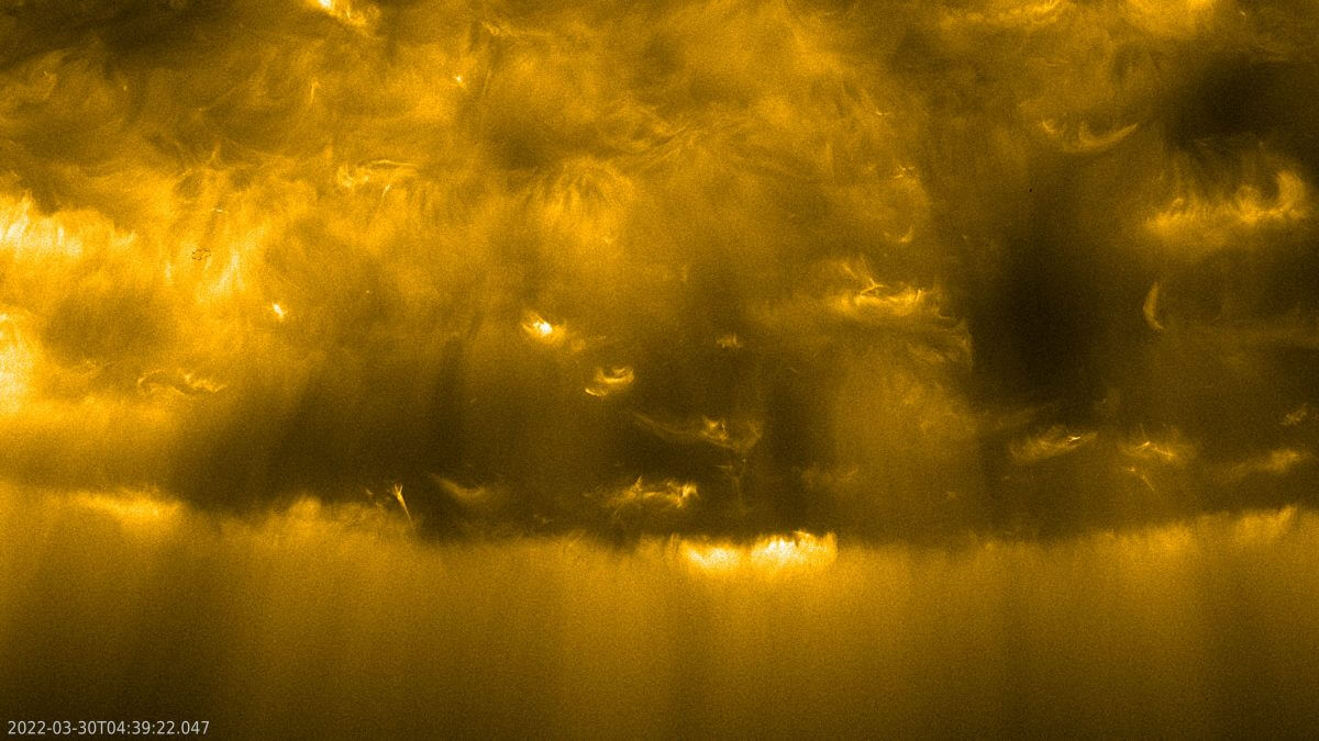 太陽探査機「ソーラー・オービター」の極端紫外線撮像装置（EUI）で撮影された太陽の南極（Credit: ESA &amp; NASA/Solar Orbiter/EUI Team）