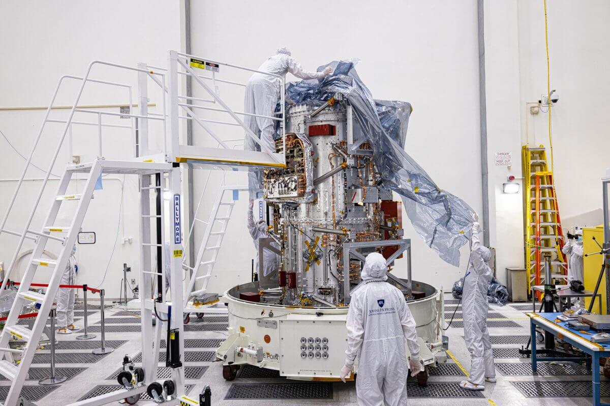 【▲ ジェット推進研究所（JPL）のクリーンルームに到着した探査機「エウロパ・クリッパー」の推進モジュール（Credit: NASA/JPL-Caltech/Johns Hopkins APL/Ed Whitman）】