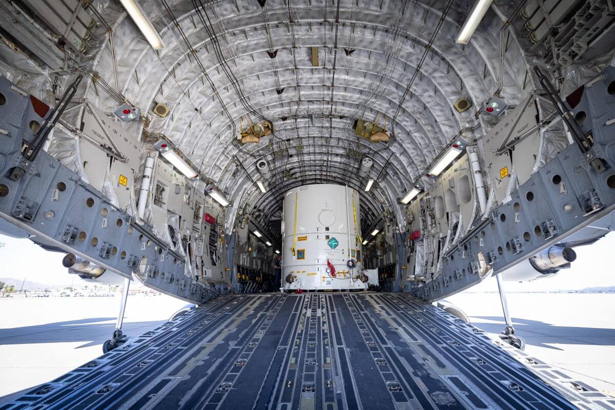 【▲ 輸送コンテナに格納されてC-17輸送機の貨物室に積み込まれたエウロパ・クリッパーの推進モジュール（Credit: NASA/JPL-Caltech/Johns Hopkins APL/Ed Whitman）】