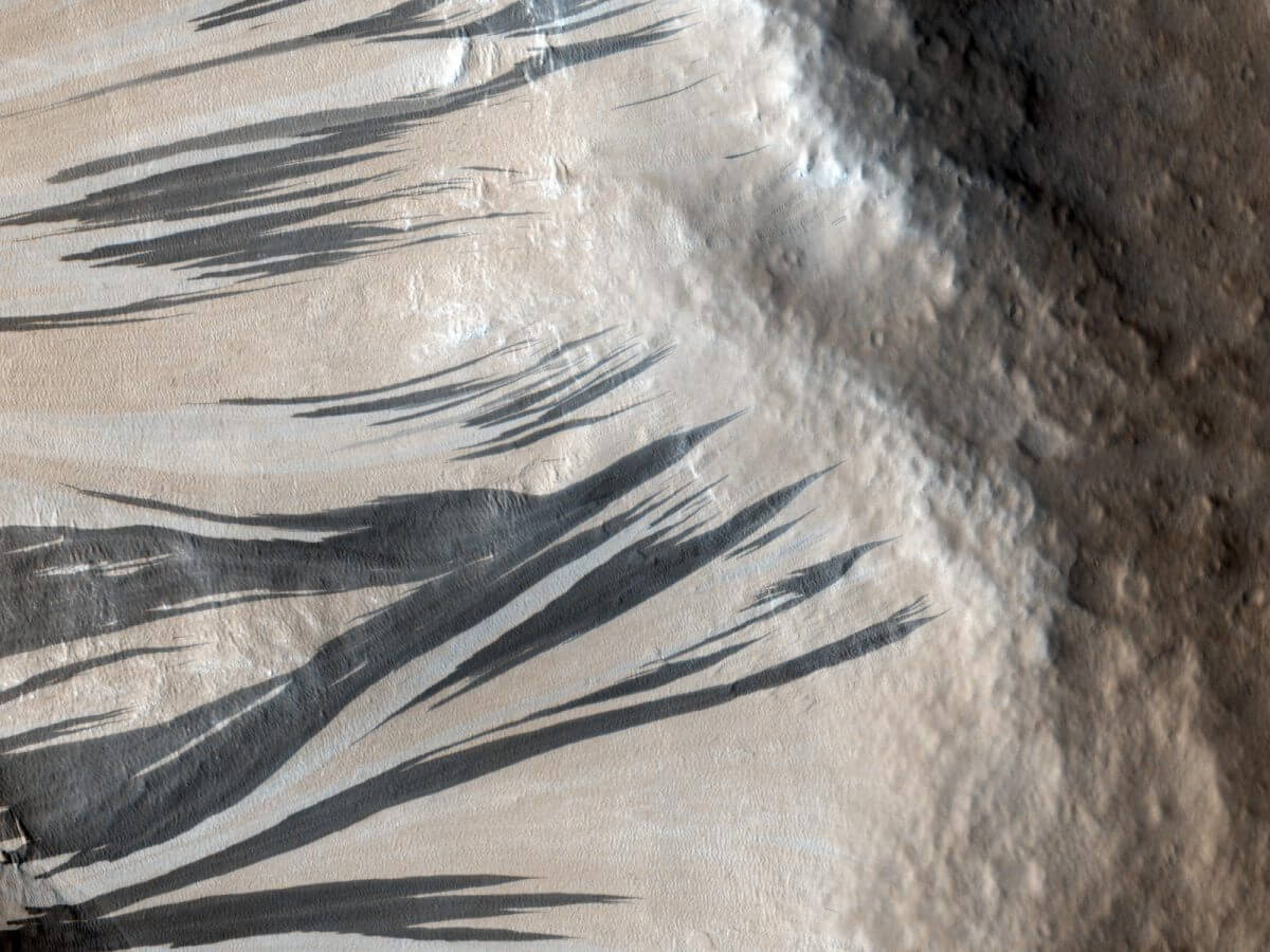 【▲ 火星・アケロン谷の斜面に現れたスロープ・ストリーク（Credit: NASA/JPL-Caltech/University of Arizona）】
