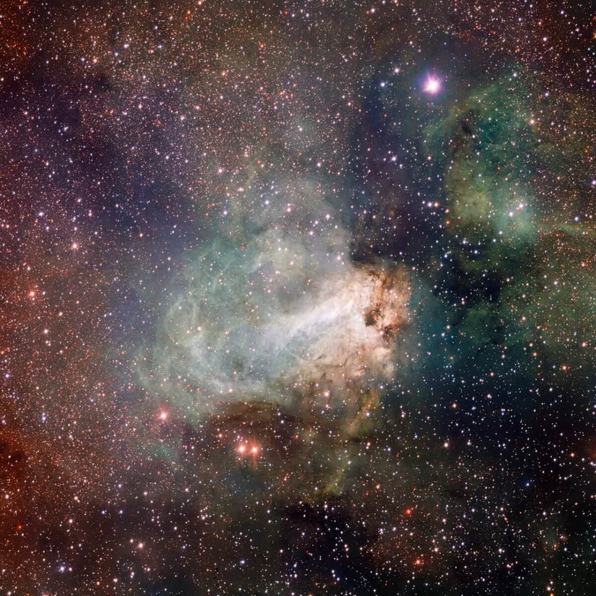 【▲ パラナル天文台の「VLTサーベイ望遠鏡（VST）」で撮影されたM17の全体像（可視光線と赤外線のフィルターを使用）（Credit: ESO/INAF-VST/OmegaCAM. Acknowledgement: OmegaCen/Astro-WISE/Kapteyn Institute）】