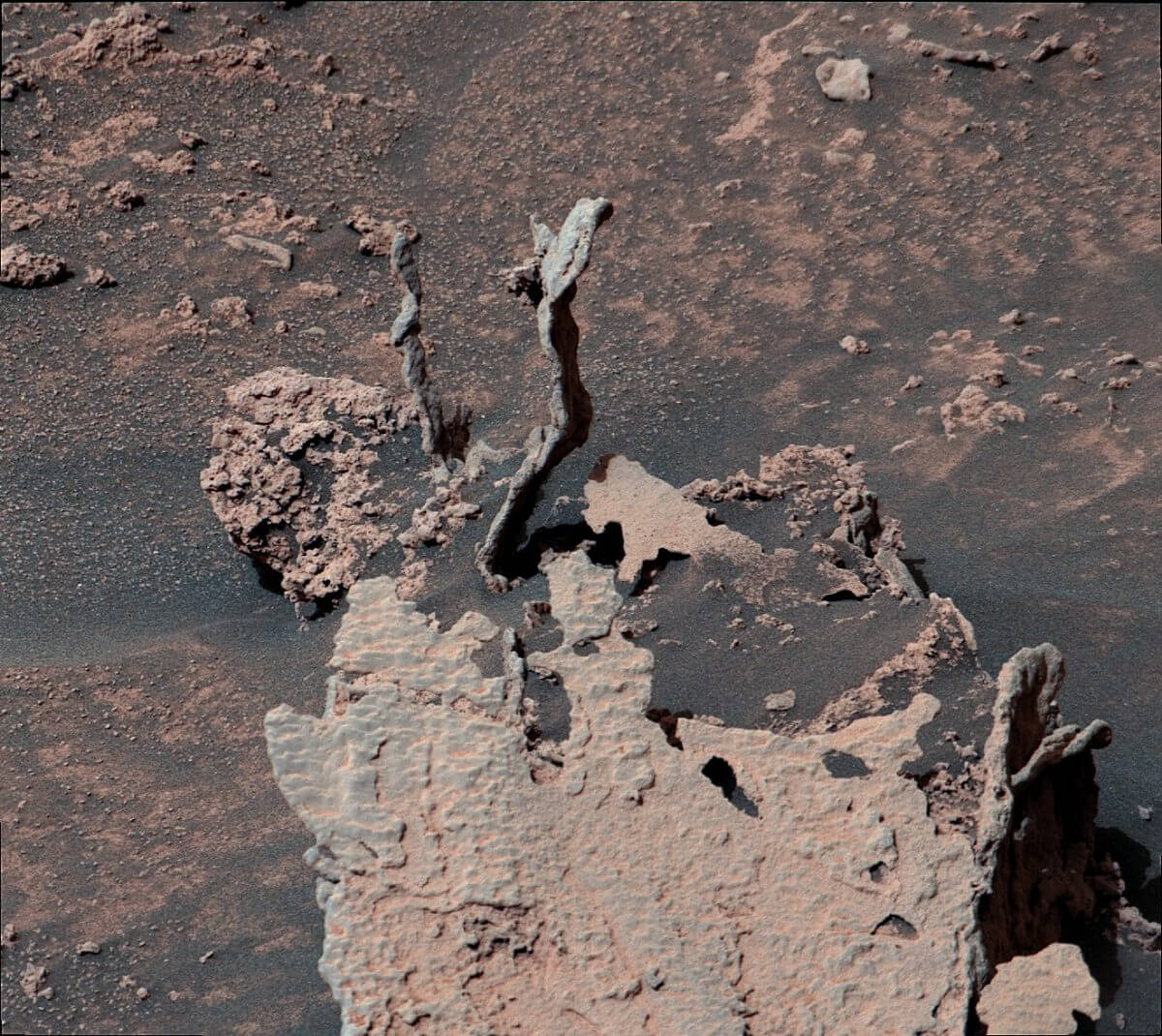 【▲ 火星探査車「キュリオシティ」が撮影した細長い火星の岩（2022年5月15日撮影）（Credit: NASA/JPL-Caltech/MSSS）】