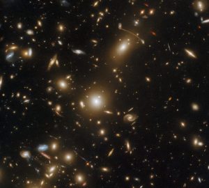 ハッブル宇宙望遠鏡が撮影した銀河団「エイベル1351」