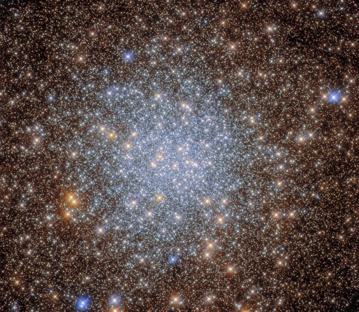 【▲ 球状星団「NGC 6569」（Credit: ESA/Hubble & NASA, R. Cohen）】