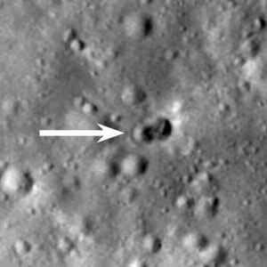 月の裏側へ衝突した人工物が残したクレーター　NASA月探査機が撮影
