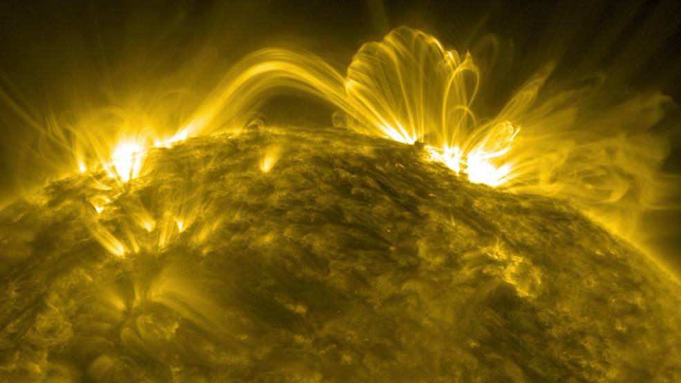 【▲NASAの太陽観測衛星SDOに搭載されたAIA機器によって171Å（＝17.1nm）の波長で撮影された太陽のコロナループ（Credit: NASA/SDO）】