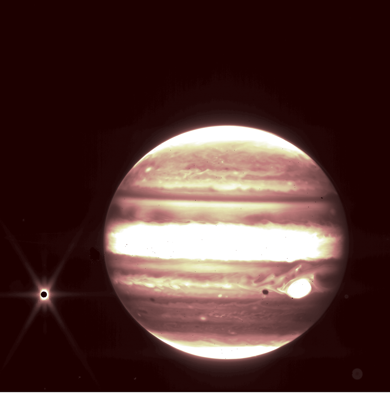 【▲ ジェイムズ・ウェッブ宇宙望遠鏡の試運転中に近赤外線カメラ「NIRCam」を使って撮影された木星と衛星エウロパ（波長2.12μmのフィルターを使用）（Credit: NASA, ESA, CSA, and B. Holler and J. Stansberry (STScI)）】