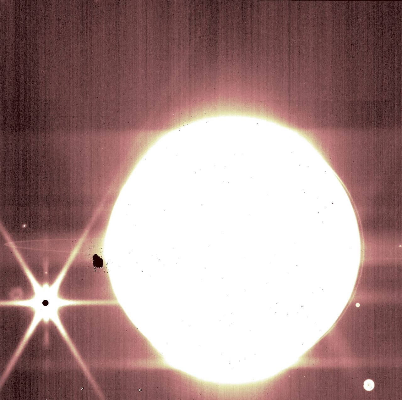 【▲ ジェイムズ・ウェッブ宇宙望遠鏡の試運転中に近赤外線カメラ「NIRCam」を使って撮影された木星と衛星エウロパ（波長3.23μmのフィルターを使用）（Credit: NASA, ESA, CSA, and B. Holler and J. Stansberry (STScI)）】