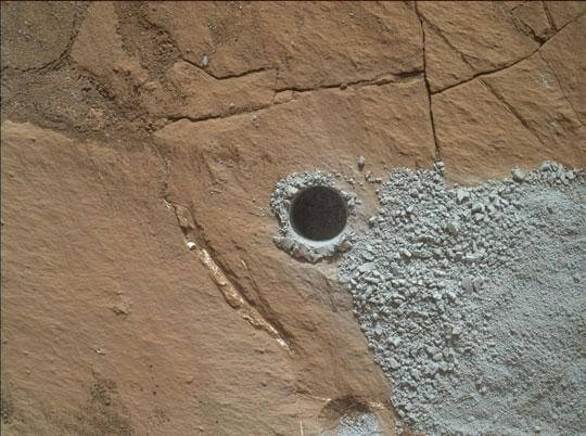 【▲ 図2: キュリオシティがゲールクレーターのサンプルを採取した跡。このサンプルから、今回の研究の主役である鱗珪石が見つかりました。 (Credit Image: NASA, JPL-Caltech, MSSS) 】