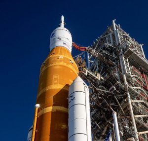 リハーサルを終えたNASA新型ロケット「SLS」が組立棟に到着。打ち上げ予定は2022年8月下旬以降