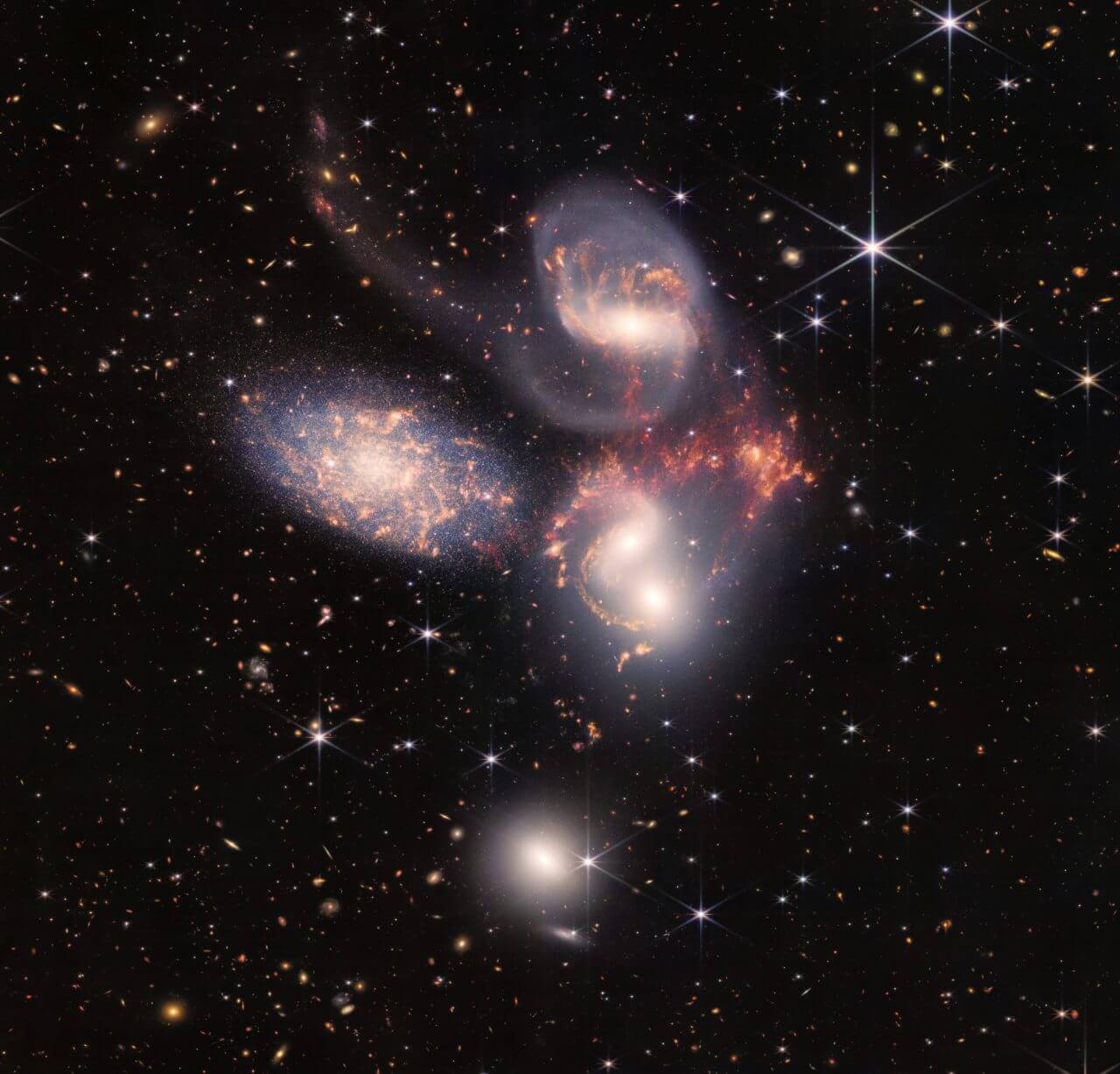 【▲ ステファンの五つ子。5つの銀河のうち左側の1つを除いた4つの銀河は実際に接近していて、コンパクト銀河群をなしている（Credit: NASA, ESA, CSA, STScI ）】