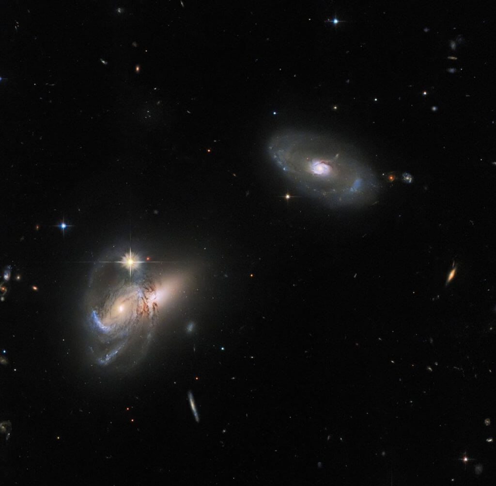 【▲ ヘルクレス座の方向に見える「LEDA 58109」など3つの銀河（Credit: ESA/Hubble & NASA, W. Keel）】