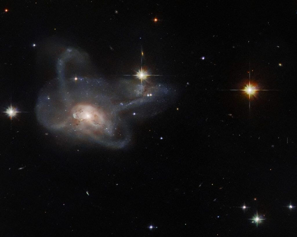 【▲ ハッブル宇宙望遠鏡を使って撮影された銀河「CGCG 396-2」（Credit: ESA/Hubble & NASA, W. Keel）】