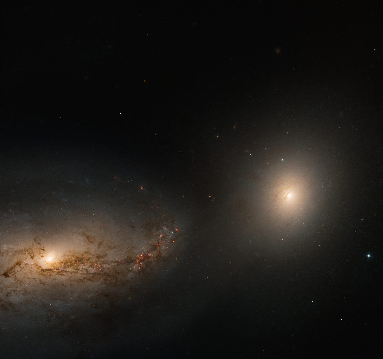 【▲特異銀河「Arp 94」の2つの銀河「NGC 3227」と「NGC 3226」（Credit: NASA, ESA, and H. Ford (Johns Hopkins University); Image Processing: G. Kober (NASA Goddard/Catholic University of America)）】