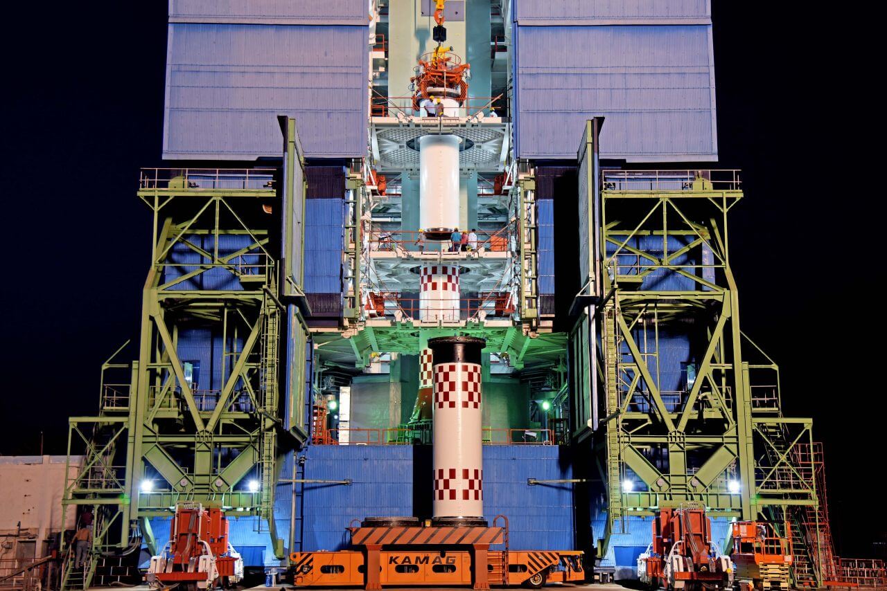 【▲ 組み立て中のSSLVロケット。垂直組み立てが行われる（Credit: ISRO）】