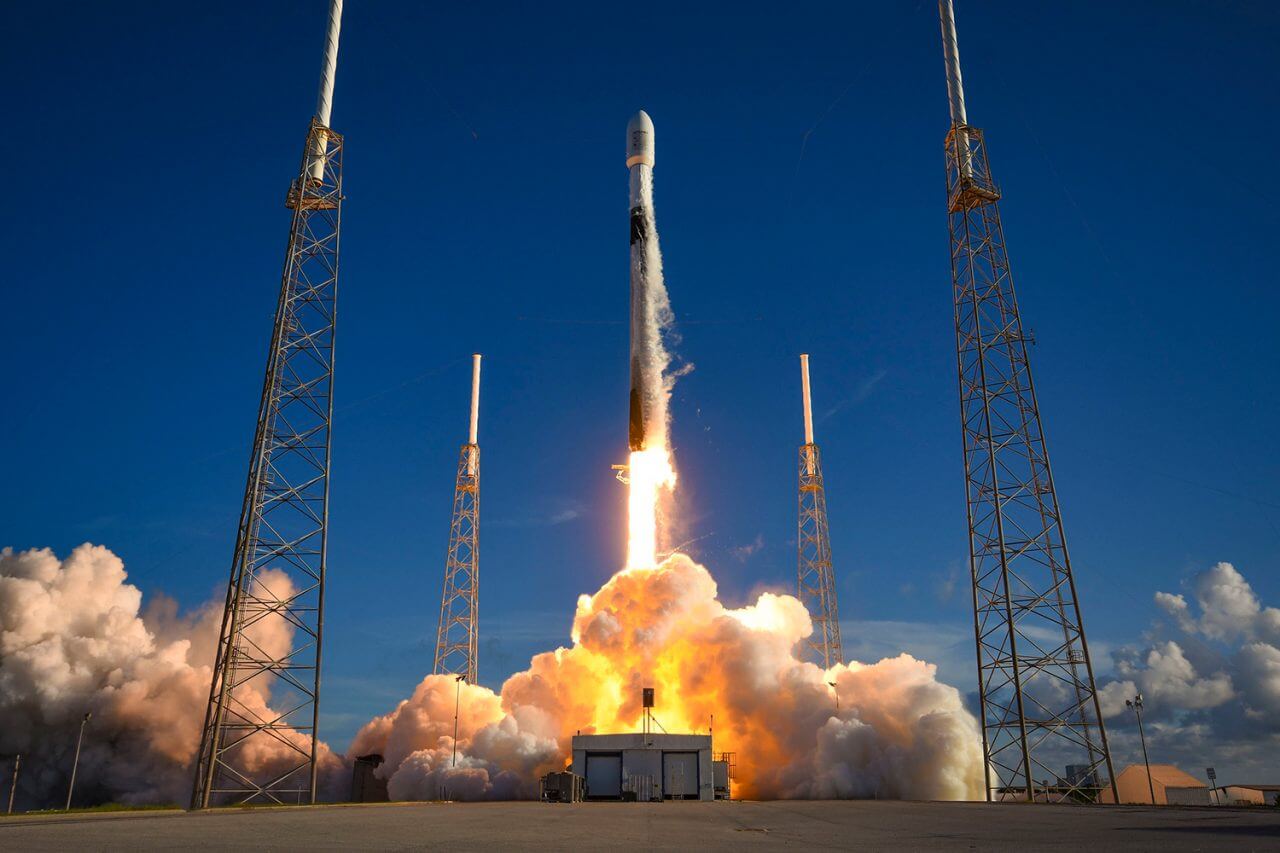 【▲ ケープカナベラル宇宙軍基地から打ち上げられる、韓国の月探査機「KPLO」を搭載したファルコン9ロケット（Credit: SpaceX）】
