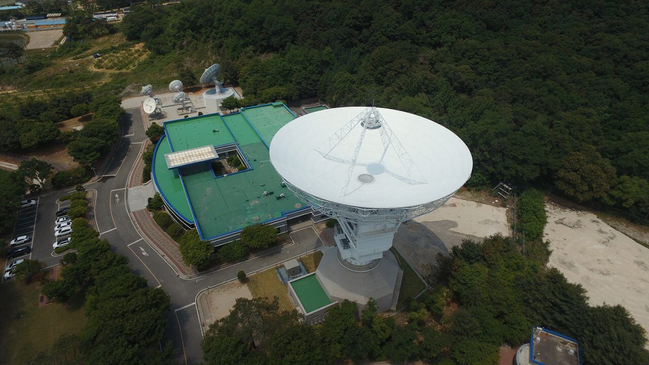 【▲ 韓国の深宇宙通信用アンテナ。直径は35mある。（Credit: KARI）】