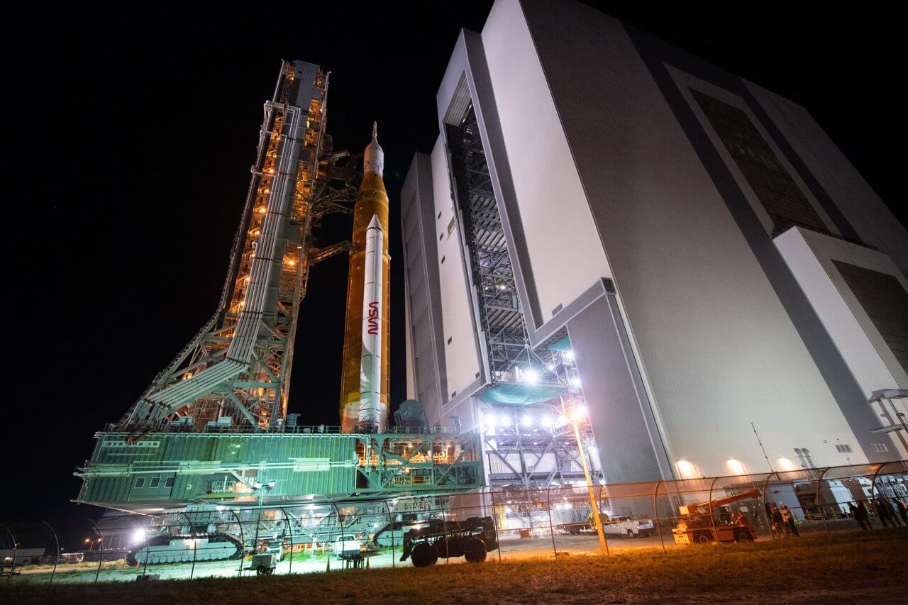 【▲ ケネディ宇宙センターのロケット組立棟から姿を現したSLS初号機。米国東部夏時間2022年8月16日撮影（Credit: NASA/Joel Kowsky）】