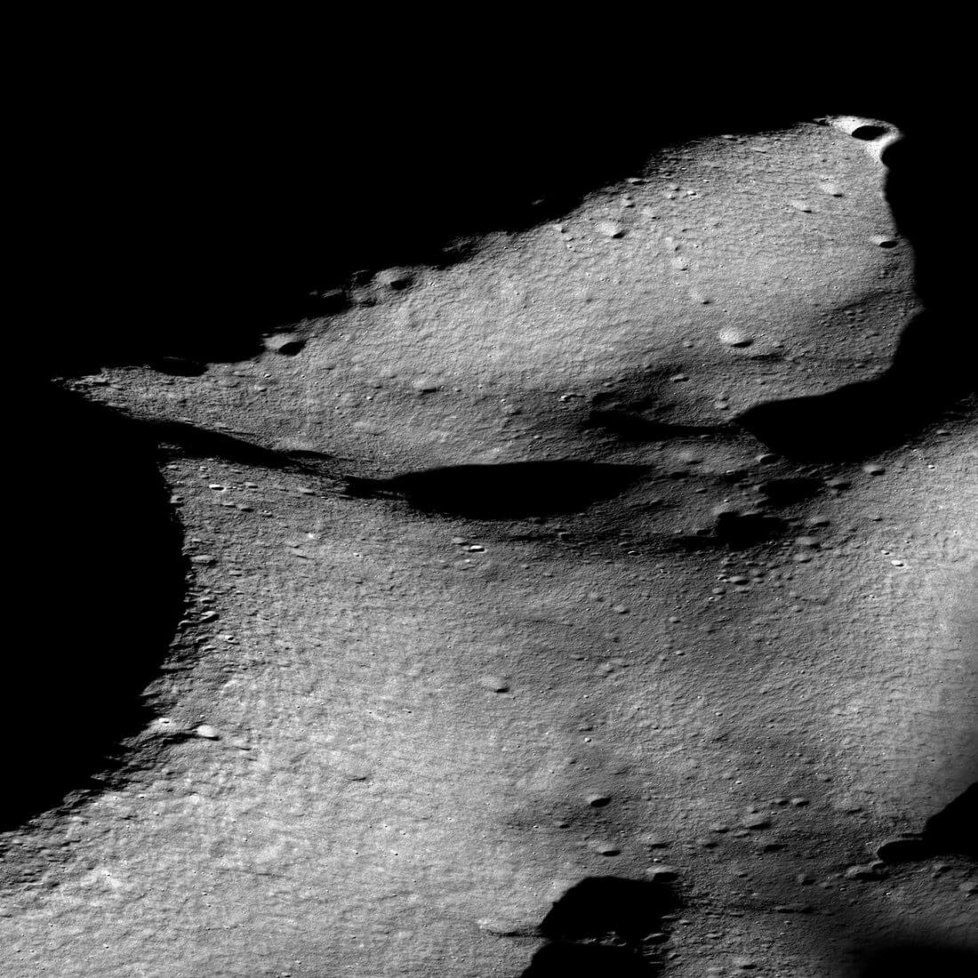 【▲ NASAの月周回衛星「ルナー・リコネサンス・オービター（LRO）」が2020年7月6日に取得した月の南極点周辺の画像。画像左下の小さな明るいクレーターの付近に月の南極点がある。奥に見える尾根の長さは約14km（Credit: NASA/GSFC/Arizona State University）】
