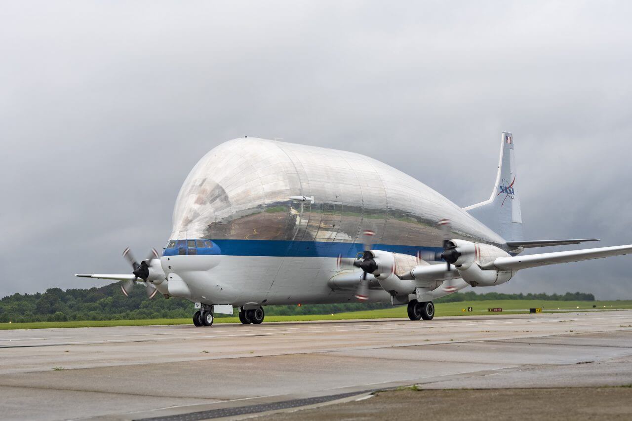 【▲ レッドストーン陸軍飛行場に到着したNASAの輸送機「スーパーグッピー」。2022年8月10日撮影（Credit: NASA/Charles Beason）】